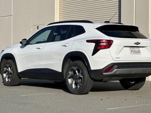 Used 2025 Chevrolet Trax LT w/ LT Convenience Package image 5