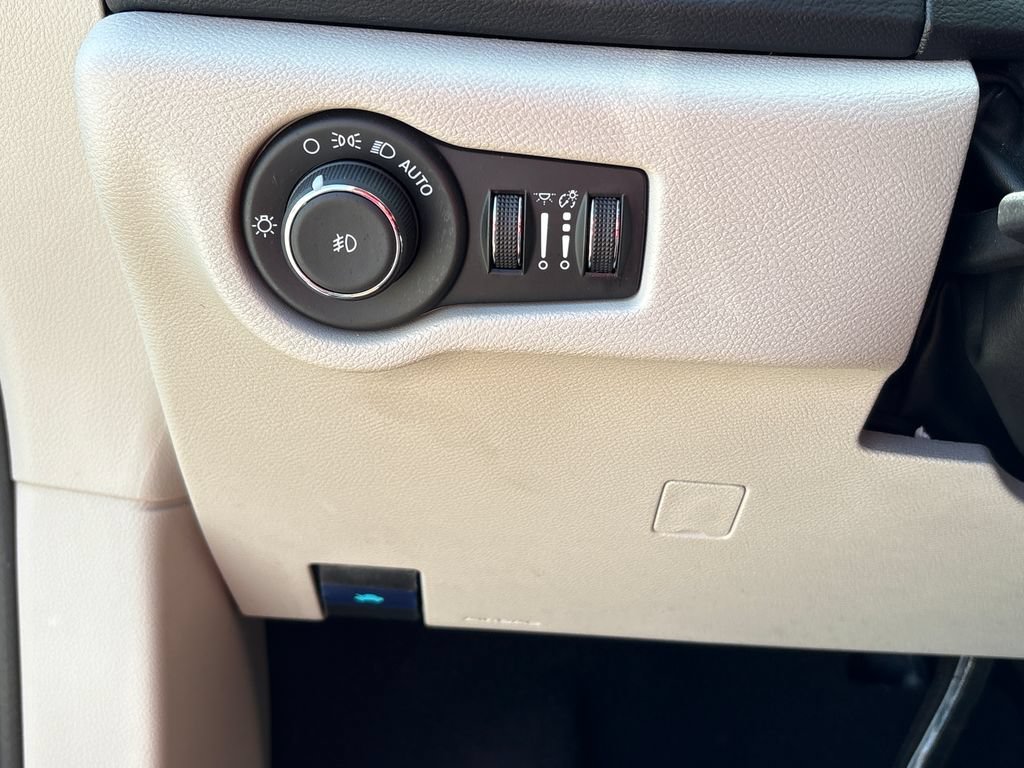 Used 2024 Chrysler Pacifica Touring-L FWD image 40