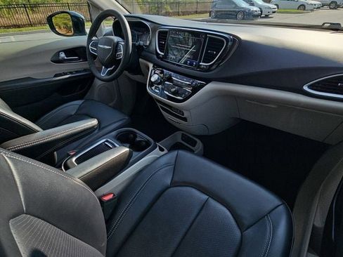 Used 2024 Chrysler Pacifica Touring-L FWD image 11