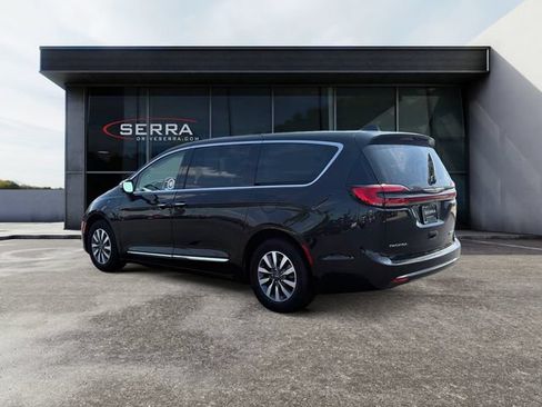 Used 2023 Chrysler Pacifica Limited FWD image 3