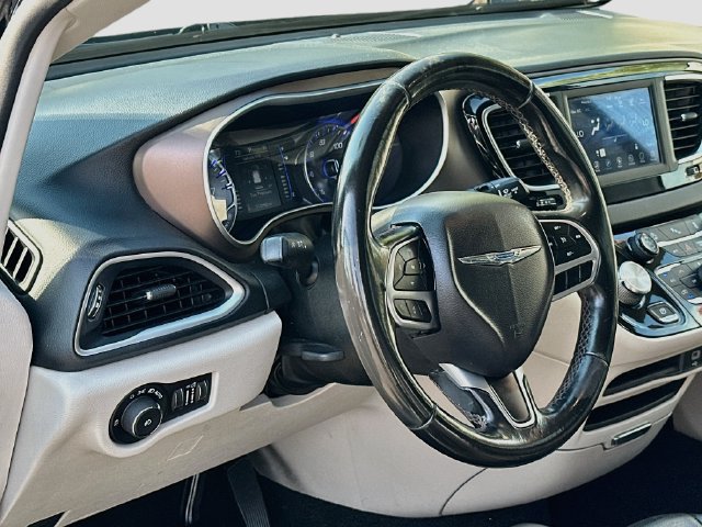 Used 2018 Chrysler Pacifica Touring-L w/ Tire & Wheel Group FWD image 10