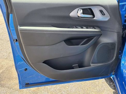 New 2027 Chrysler Pacifica Select AWD/4WD image 19