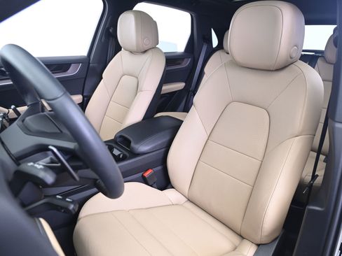 Certified 2025 Porsche Cayenne AWD/4WD image 30