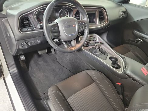 Used 2022 Dodge Challenger SXT RWD image 11