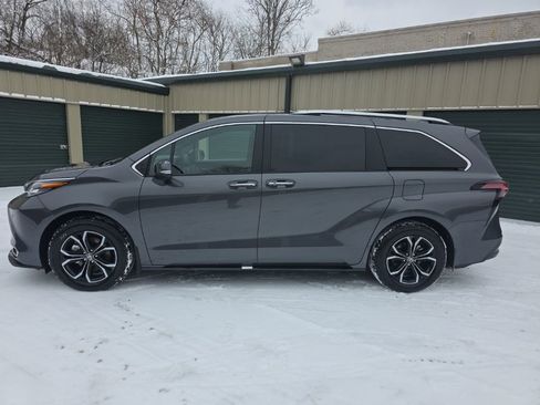 Certified 2025 Toyota Sienna Platinum image 3