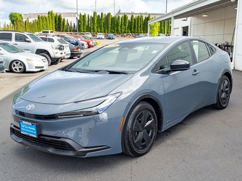 Used 2025 Toyota Prius LE AWD/4WD image 6