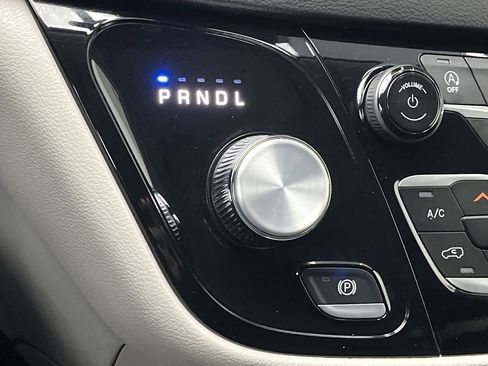 Used 2024 Chrysler Pacifica Touring-L image 26