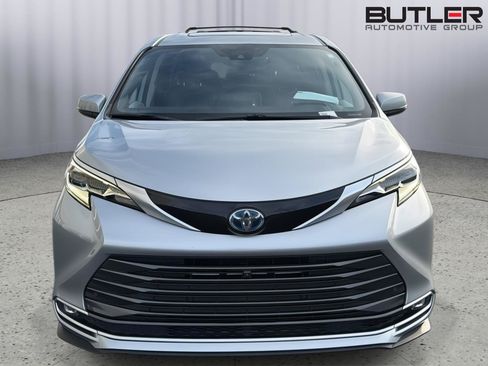 Used 2023 Toyota Sienna Platinum FWD image 9
