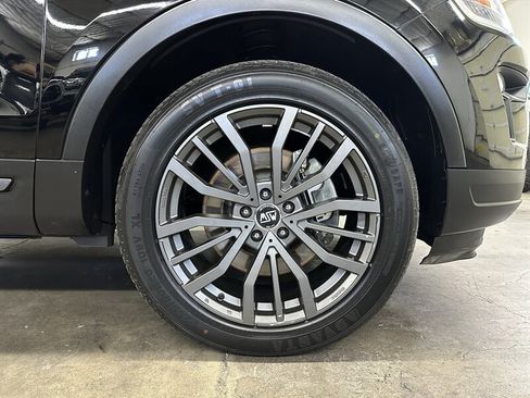 Used 2018 Ford Explorer XLT w/ XLT Appearance Package AWD/4WD image 10