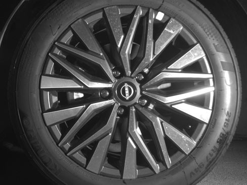 Used 2025 Nissan Altima 2.5 SV FWD image 12