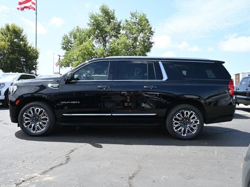 Used 2024 GMC Yukon XL SLT w/ SLT Luxury Package AWD/4WD image 4