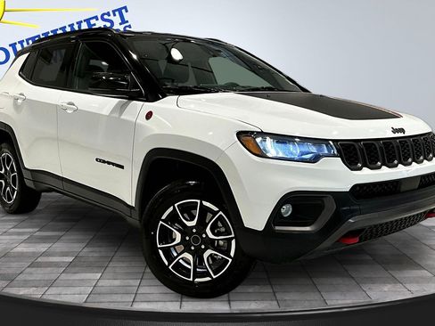 Used 2025 Jeep Compass Trailhawk w/ Trailer Tow Group AWD/4WD image 3