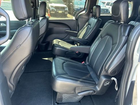 Used 2025 Chrysler Pacifica Select FWD image 31