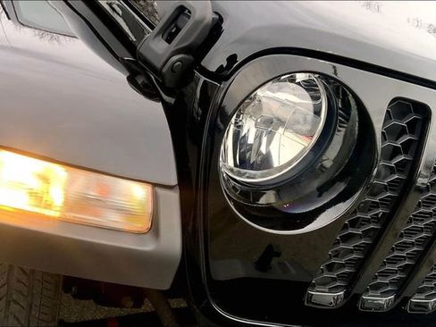 Used 2022 Jeep Gladiator Sport image 23