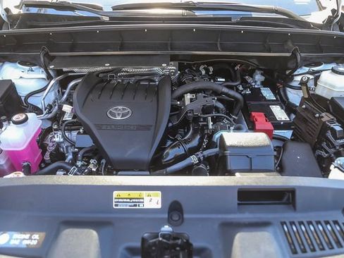 Used 2024 Toyota Highlander XLE FWD image 29
