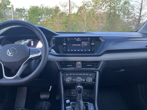 Certified 2024 Volkswagen Taos SE w/ Panoramic Sunroof Package image 27