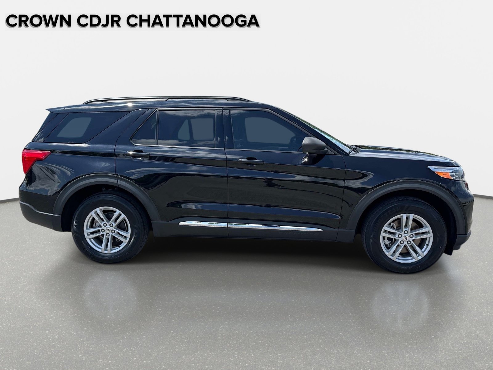 Used 2022 Ford Explorer XLT w/ Equipment Group 202A AWD/4WD image 3