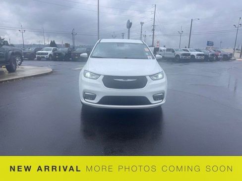 Used 2023 Chrysler Pacifica Touring-L FWD image 2