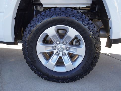 Used 2020 RAM 1500 Laramie w/ Off Road Group image 12