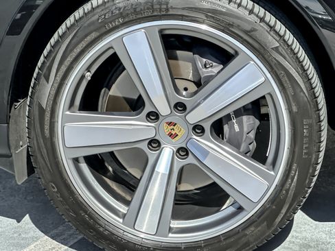 Certified 2024 Porsche Cayenne AWD/4WD image 34