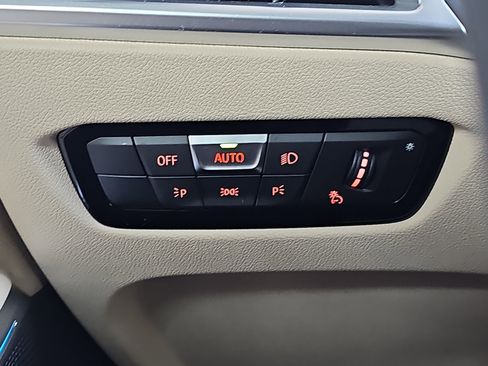 Certified 2025 BMW 330i Sedan w/ Premium Package image 28