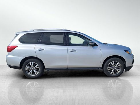 Used 2019 Nissan Pathfinder SV image 4