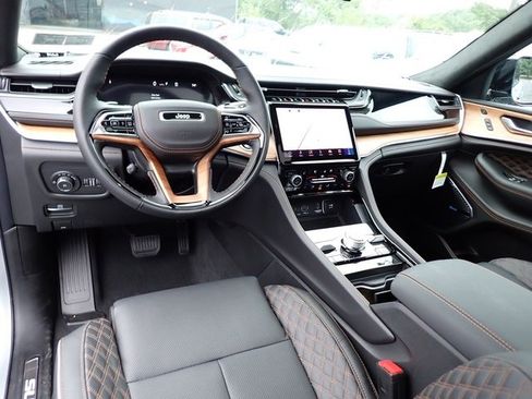 New 2025 Jeep Grand Cherokee Summit image 12