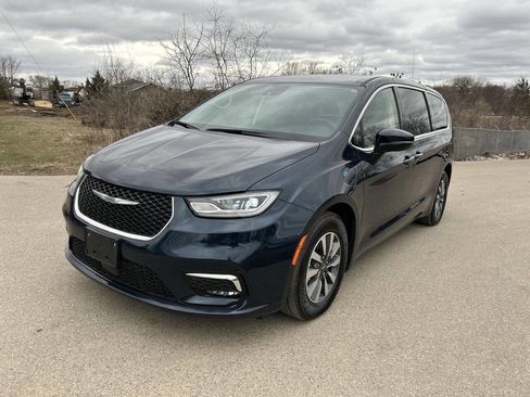 Used 2023 Chrysler Pacifica Touring-L image 2