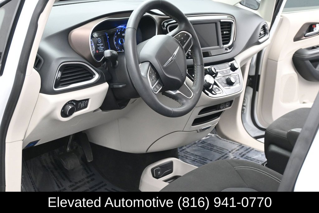 Used 2023 Chrysler Voyager LX FWD image 7