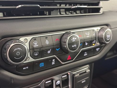 Used 2024 Jeep Wrangler Unlimited Sahara AWD/4WD image 21