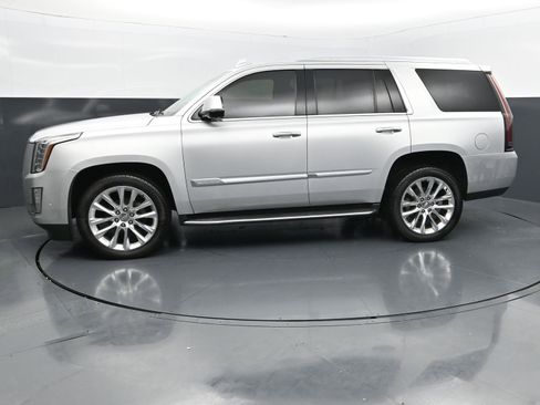 Used 2019 Cadillac Escalade Premium Luxury AWD/4WD image 2