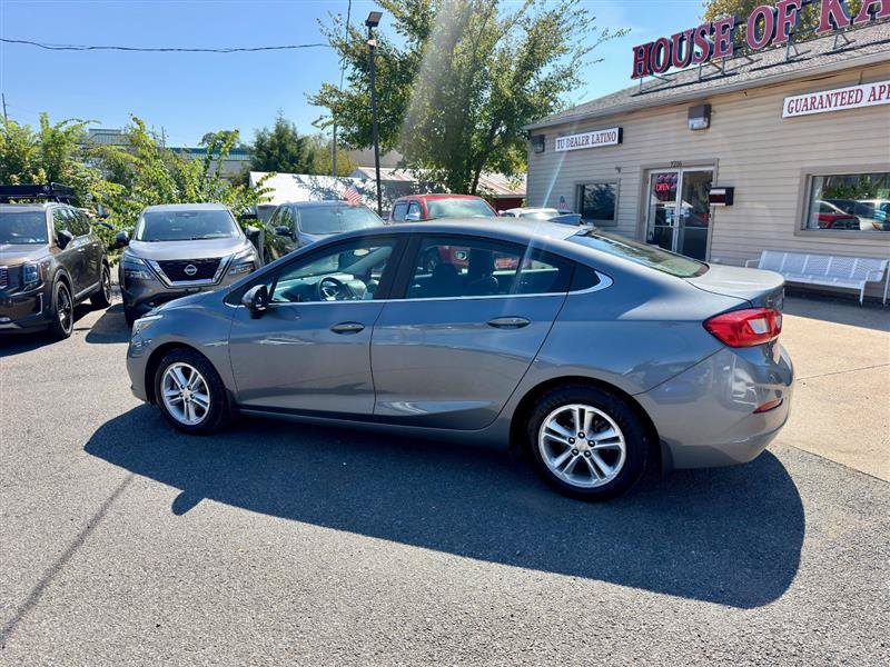 Used 2018 Chevrolet Cruze LT w/ Sun And Sound Package FWD image 2