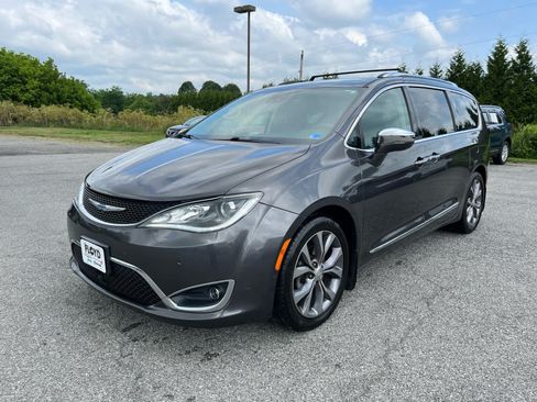 Used 2018 Chrysler Pacifica Limited w/ Tire & Wheel Group FWD image 7