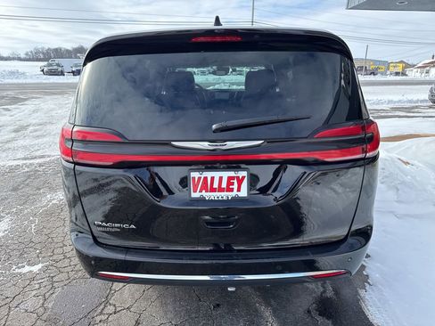 Used 2024 Chrysler Pacifica Touring-L image 8