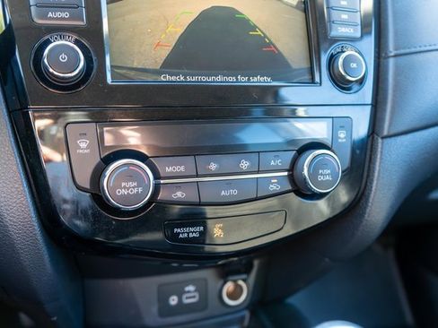 Used 2019 Nissan Rogue SV image 27