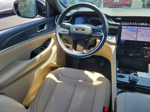 Used 2023 Jeep Grand Cherokee Limited w/ Black Appearance Package image 17