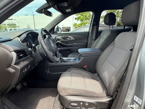 Used 2023 Chevrolet Traverse LT FWD image 2