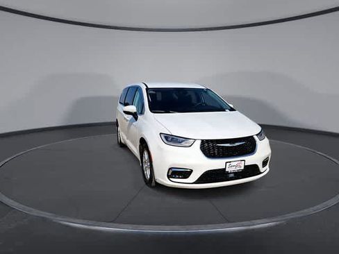 Used 2023 Chrysler Pacifica Touring-L FWD image 2