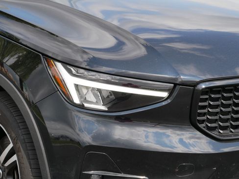 Used 2023 Volvo XC40 B5 Plus w/ Climate Package AWD/4WD image 16