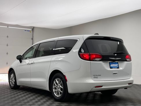 Used 2022 Chrysler Voyager LX FWD image 12
