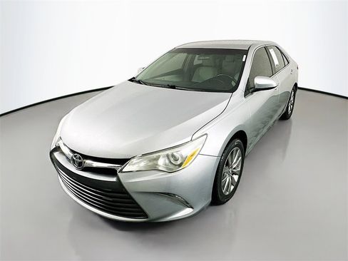 Used 2017 Toyota Camry XLE image 3