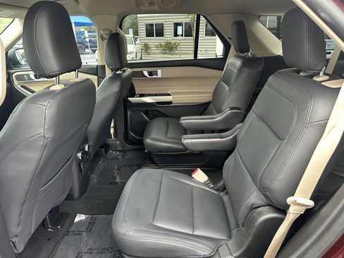 Used 2022 Ford Explorer XLT image 17