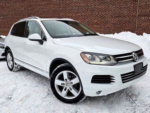 Used 2014 Volkswagen Touareg Sport image 1