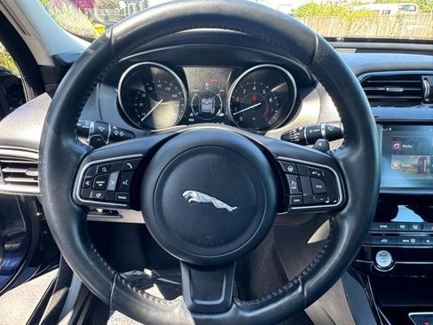 Used 2018 Jaguar XE Premium image 14