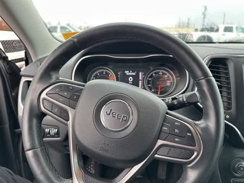 Used 2019 Jeep Cherokee Latitude Plus image 11