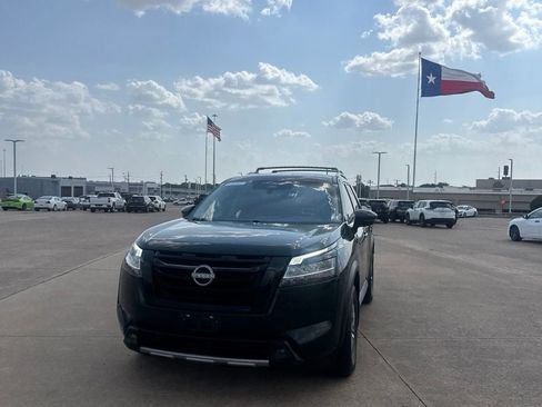 Certified 2023 Nissan Pathfinder SL w/ Black Appearance Package FWD image 6