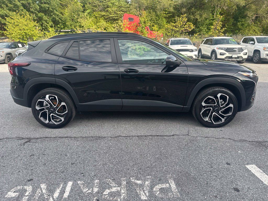 Used 2024 Chevrolet Trax RS FWD image 4