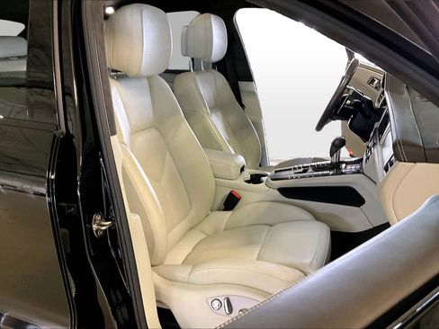 Used 2020 Porsche Macan Turbo AWD/4WD image 8