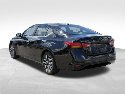 Used 2025 Nissan Altima 2.5 SV FWD image 3