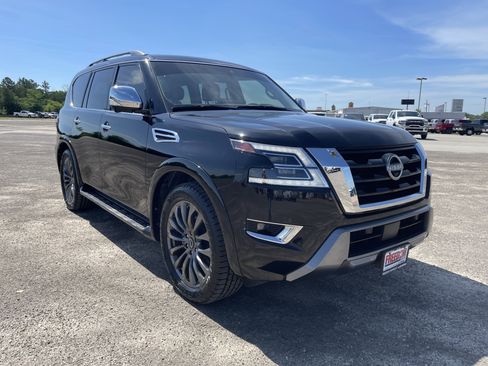 Used 2024 Nissan Armada Platinum w/ Captain's Chairs Package RWD image 2